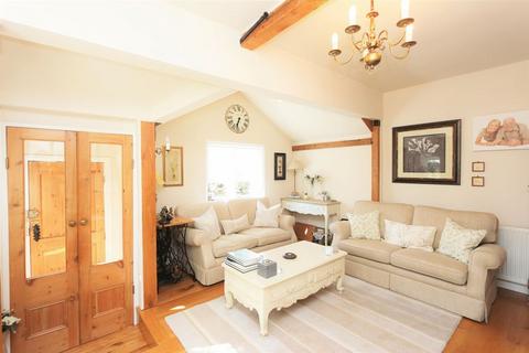 2 bedroom detached house to rent, Chase Lane, Chigwell IG7