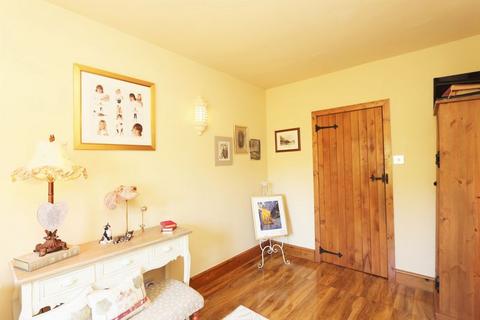 2 bedroom detached house to rent, Chase Lane, Chigwell IG7