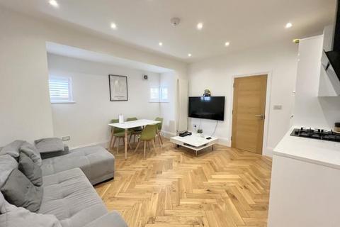 3 bedroom apartment to rent, Horn Lane, Acton W3