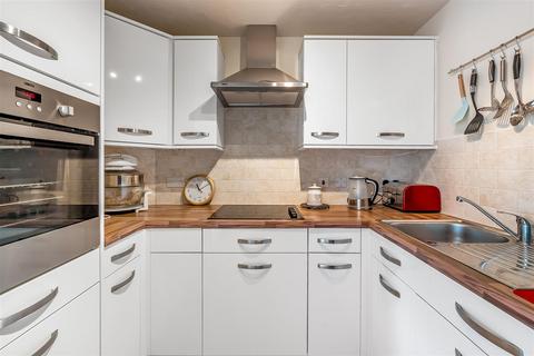 2 bedroom retirement property for sale, EMMELINE LODGE, LEATHERHEAD, KT22