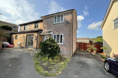 undefined, Clos Plas Isaf, Llangennech, Llanelli