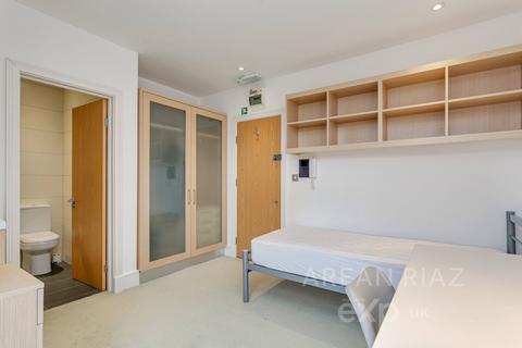 Studio to rent, Finchley Road, London NW3