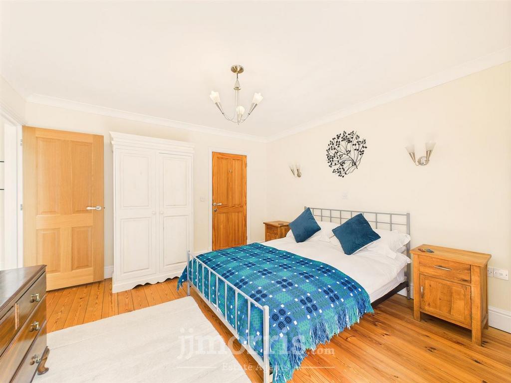 Bedroom 2 (rear)