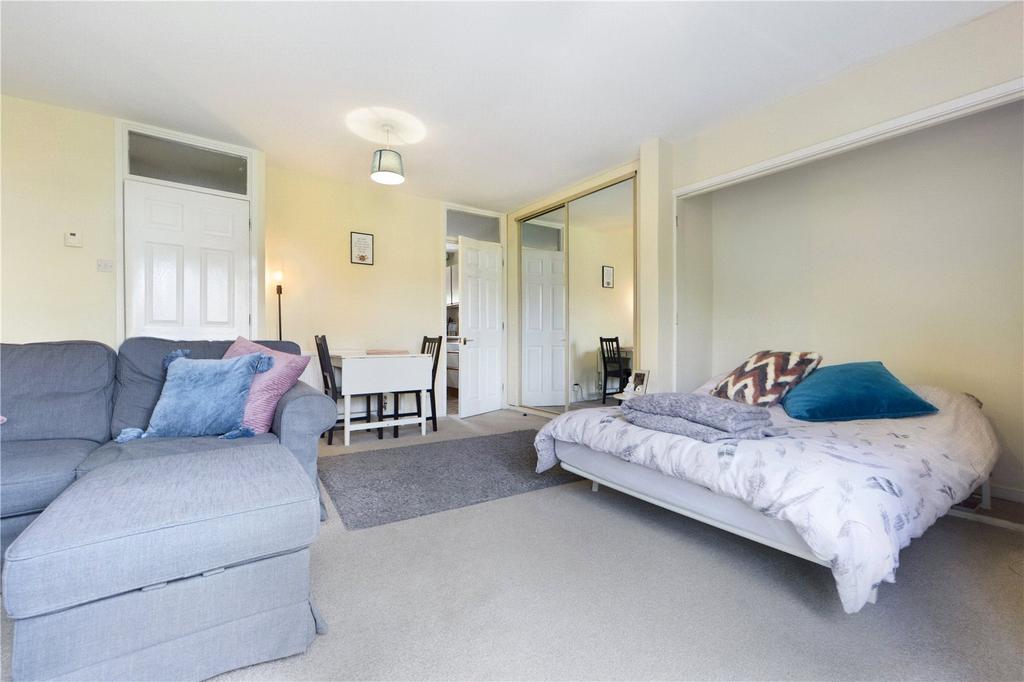 Apartment in Reading, Norcot - View 5