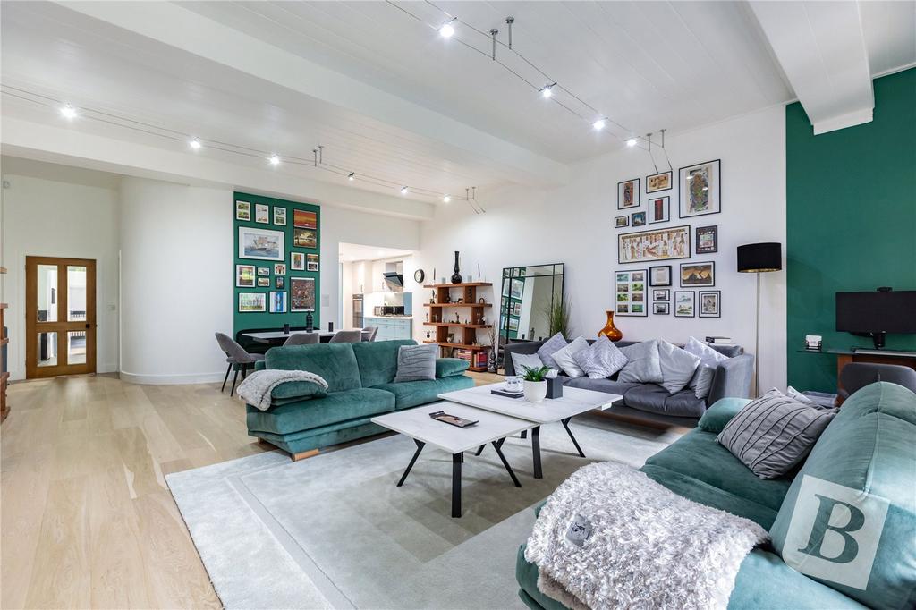 Lounge/Dining Room