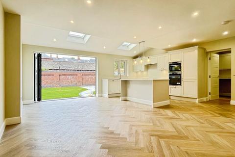 4 bedroom semi-detached house for sale, Moorland Road, York