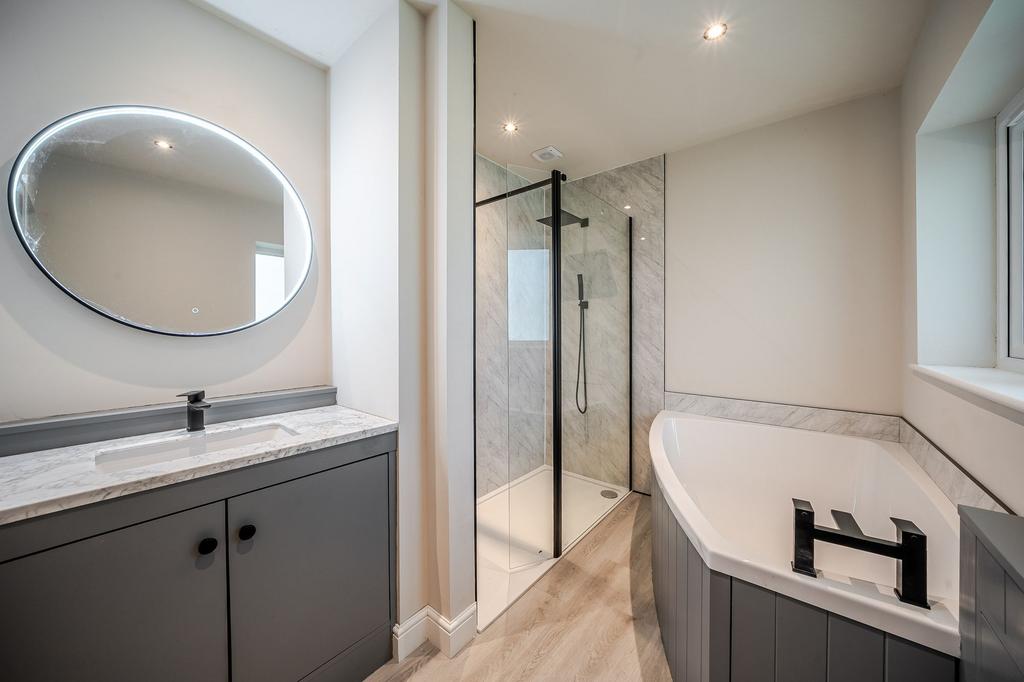 Bed 1 ensuite.