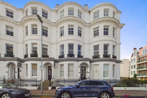 2 bedroom flat for sale, Hartington Place, Eastbourne, BN21