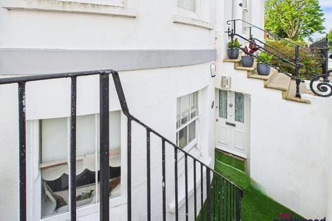 2 bedroom flat for sale, Hartington Place, Eastbourne, BN21