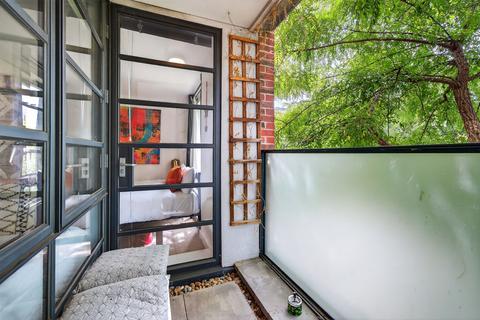 2 bedroom flat for sale, De Beauvoir Crescent, London N1