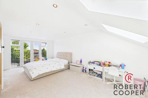28 Eversley Crescent, Ruislip, HA4 6DD