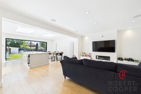 28 Eversley Crescent, Ruislip, HA4 6DD