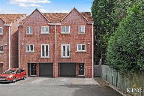 4 bedroom semi-detached house for sale, Vale Court, Studley