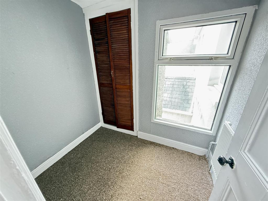 Study/childs bedroom