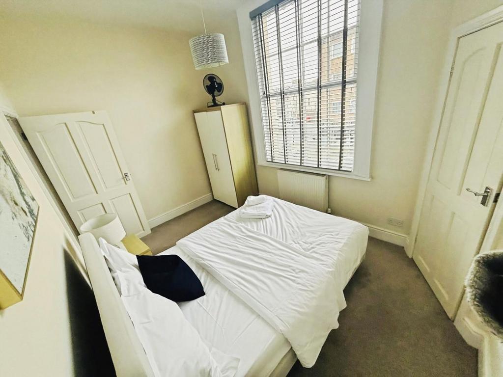 Bedroom.JPEG.jpg