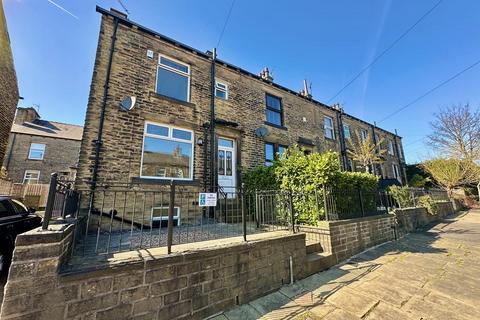 3 bedroom end of terrace house to rent, Stafford Parade, Skircoat Green, Halifax