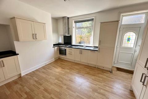 3 bedroom end of terrace house to rent, Stafford Parade, Skircoat Green, Halifax