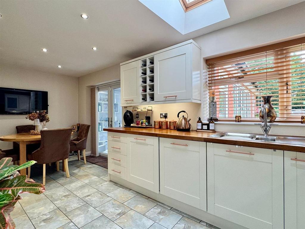 Kitchen (2).jpg