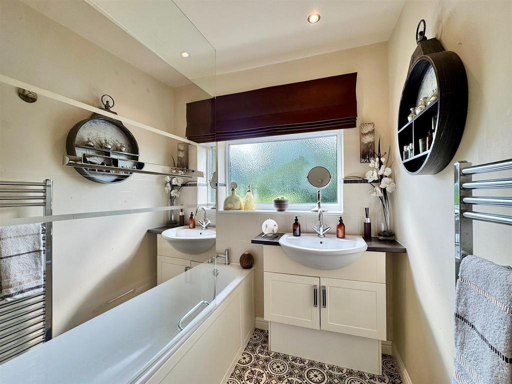 Bathroom (1).jpg