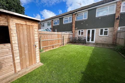 3 bedroom terraced house to rent, Kenilworth Crescent, Hart GU51