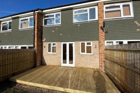 3 bedroom terraced house to rent, Kenilworth Crescent, Hart GU51