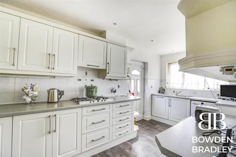 3 bedroom semi-detached bungalow to rent, Falmouth Gardens, Redbridge