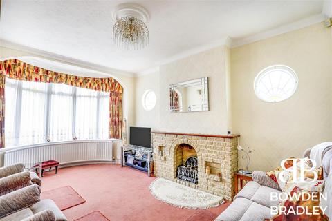 3 bedroom semi-detached bungalow to rent, Falmouth Gardens, Redbridge