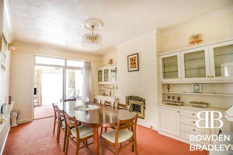 3 bedroom semi-detached bungalow to rent, Falmouth Gardens, Redbridge