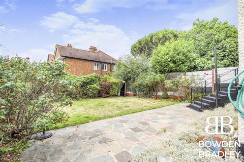 3 bedroom semi-detached bungalow to rent, Falmouth Gardens, Redbridge