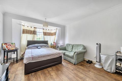 2 bedroom semi-detached house for sale, Apple Tree Avenue, Hillingdon
