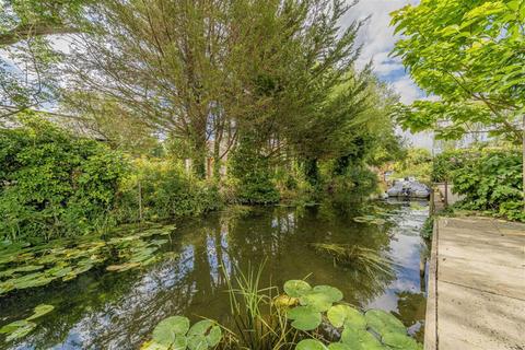 36 Hythe End Road, Wraysbury, Staines-upon-thames, TW19 5AR