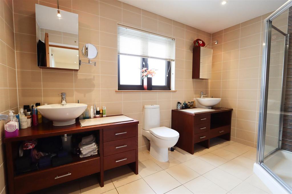 Master ensuite edit 1.jpg