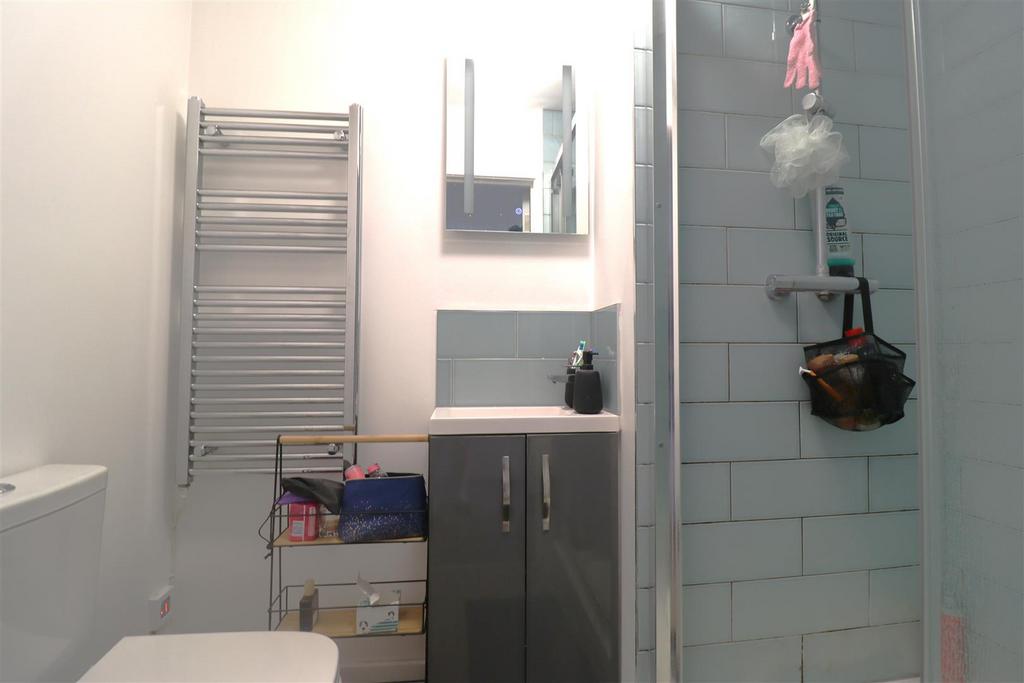 Bathroo.JPG