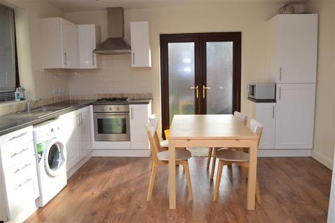 3 bedroom end of terrace house to rent, Homefield Gardens, Surrey CR4