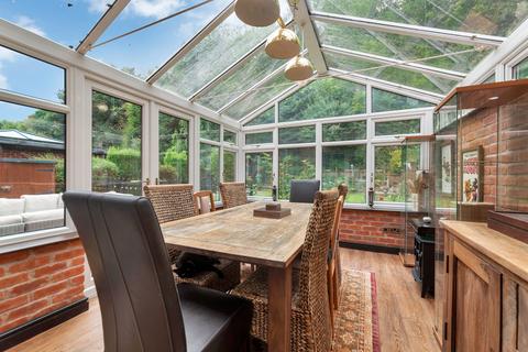 14 Hillside, Wombourne, Wolverhampton, WV5 8AL