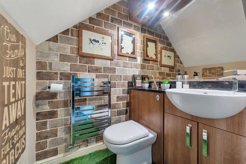 14 Hillside, Wombourne, Wolverhampton, WV5 8AL