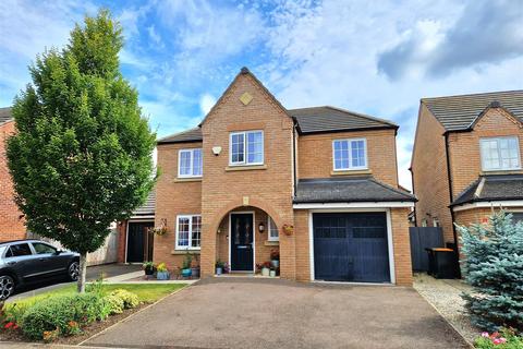 4 bedroom detached house for sale, Turnpike Gardens, Bedford