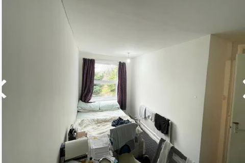 3 bedroom flat to rent, St. Johns Close, Leeds LS6