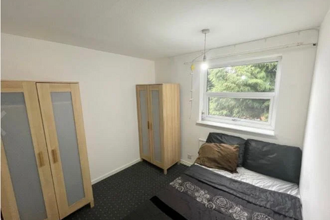 3 bedroom flat to rent, St. Johns Close, Leeds LS6