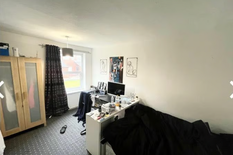 3 bedroom flat to rent, St. Johns Close, Leeds LS6
