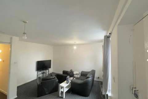 3 bedroom flat to rent, St. Johns Close, Leeds LS6