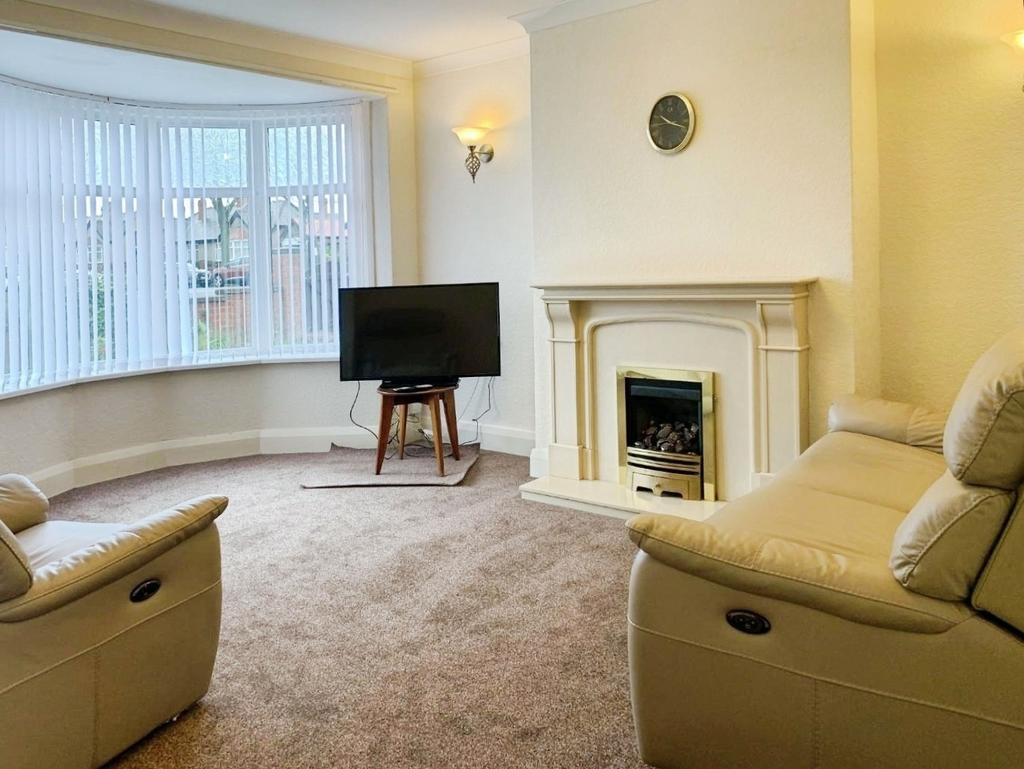 Pbox-living room-316395.JPG