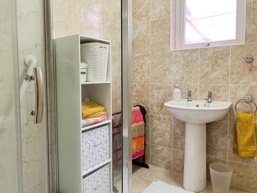 Pbox-bathroom-316395.JPG