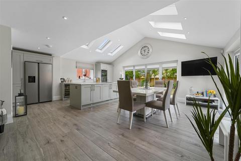 4 bedroom detached house for sale, Cambridge Drive, Summers Park