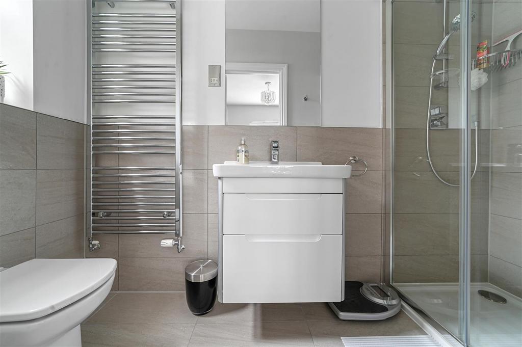 En suite to bedroom two