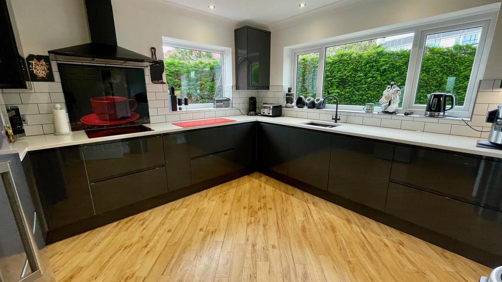 Double aspect kitchen/ breakfast room