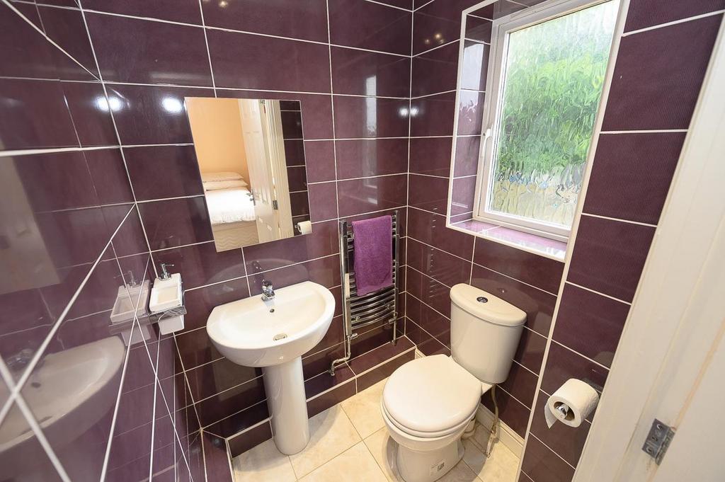 En-suite cloakroom.jpg
