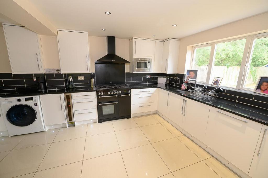 Kitchen pic 2.jpg