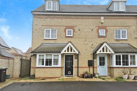 4 bedroom terraced house to rent, Willmott Road, Rushden, NN10