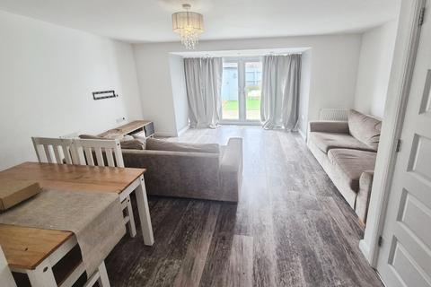 4 bedroom terraced house to rent, Willmott Road, Rushden, NN10